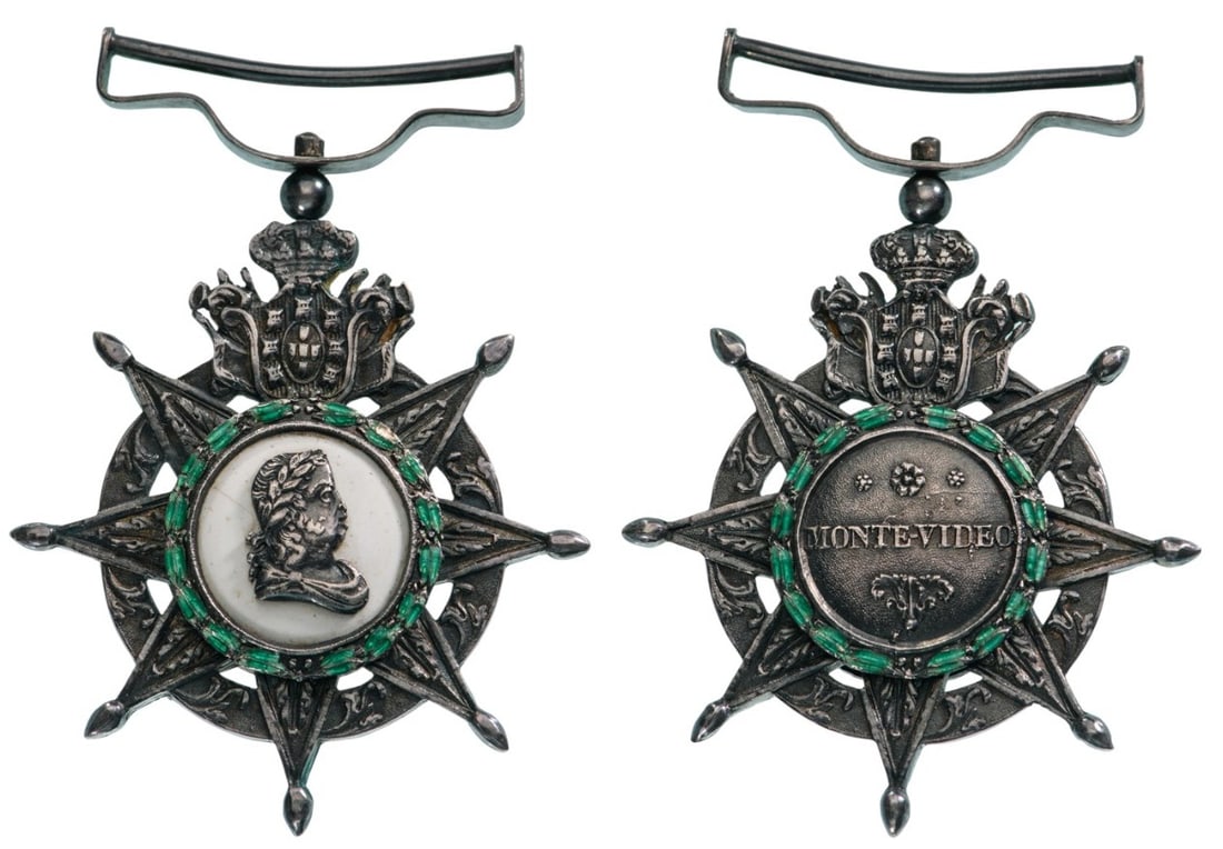 The Star of Montevideo: Decoration for Officers in Silver of the 1st version, type for civilian of rank compared to generals, as a seven-pointed star, its rays flanked by a flat ring embossed with acanthus leaves; white enam