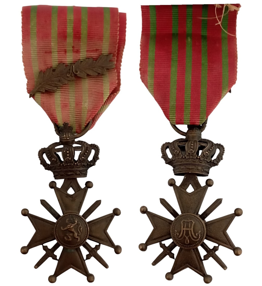 War Cross (Oorlogskruis), 1915 with Palm: Breast Badge, 62x39 mm, Bronze, original suspension ring and ribbon with palm. I