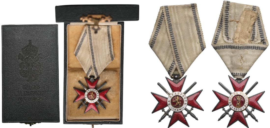 Order for Bravery: 4th Class, 2nd Grade, Tsar Ferdinand I Model. Breast Badge, 40 mm, silvered, original suspension ring and ribbon, in case of issue, with gilt monogram and inscription on the lid. A badge of best quali