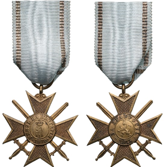 Order for Bravery, Soldier's Cross: 1st Class, 1915 Model. Breast Badge, 37x33 mm, gilt Bronze, original suspension ring and ribbon. A badge of best quality, mint condition, rare! I R!