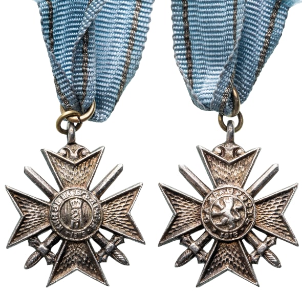 Order for Bravery, Soldier's Cross: 3rd Class Miniature, 1915 Model. Breast Badge, 19x16 mm, silvered, original suspension ring and ribbon. A miniature of best quality, mint condition, rare! I R!