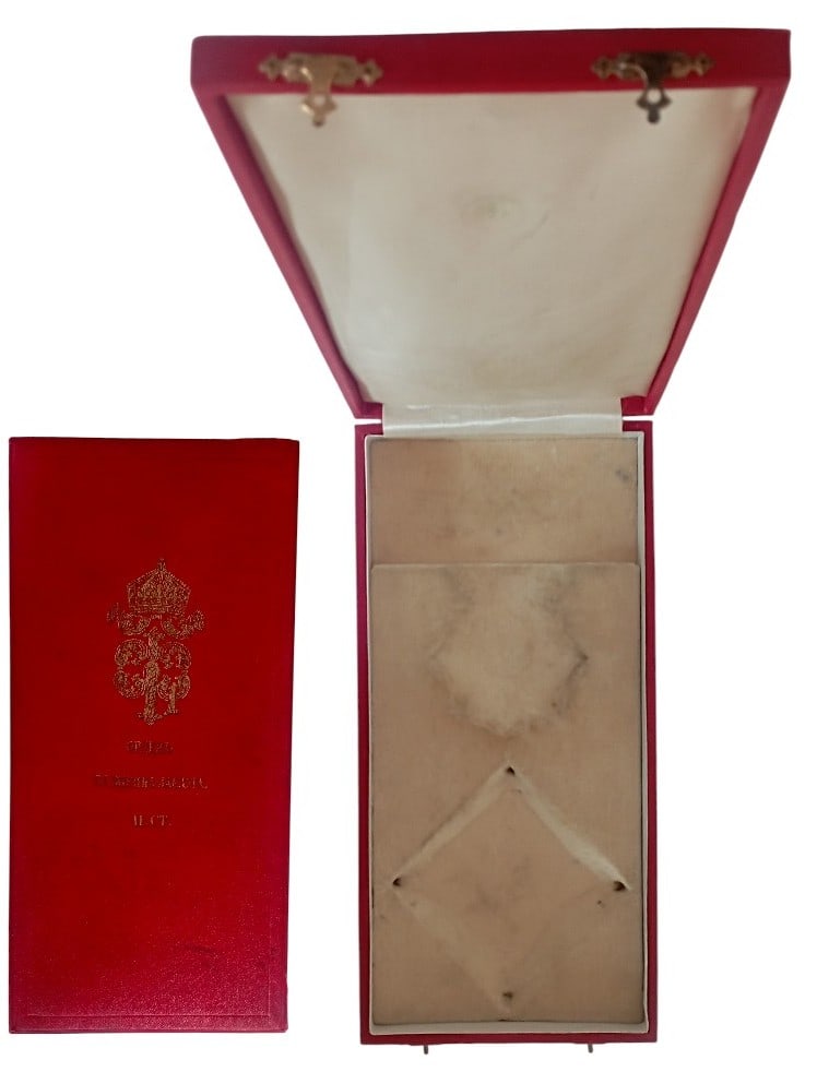 Order of Military Merit: Grand Officer's Set, 2nd Class, Case of Issue, 1st Model. Original Case of Issue, with gilt monogram of Tsar Ferdinand I and inscription on the lid. A box in extremely fine condition! I