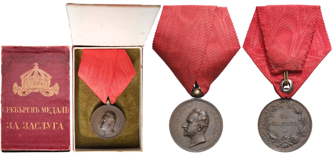 Medal for Merit: 3rd Class 4th Type, King Ferdinand. Breast Badge, 33x28 mm, Bronze, original suspension ring and triangular ribbon, in damaged case of issue, with gilt crown and inscription on the lid. A badge in ext