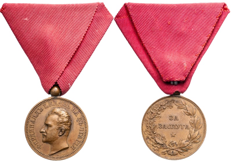 Medal for Merit: 3rd Class 4th Type, King Ferdinand. Breast Badge, 33x28 mm, Bronze, original suspension ring and triangular ribbon. A badge in extremely fine condition! I