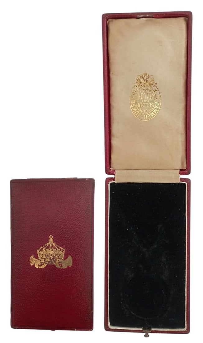 Medal for Merit: Original Case of issue by "Rothe, Wien", with gilt crown on the lid. A superb Austrian made leather box in extremely fine condition! I R!