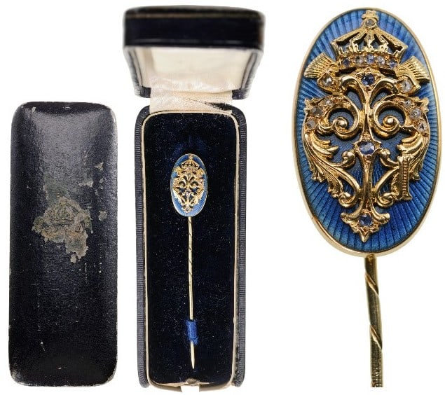 Royal Family’s Honour Gift of Tsar Ferdinand of Bulgaria: Breast Badge, 21x13 mm., intricately-made, crowned, cyrillic “F” made of GOLD, set with Diamonds and Sapphires, on a golden, oval, blue enameled base, this, fitted to the reverse with vertical