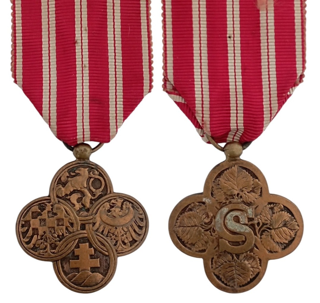 Czechoslovak War Cross, 1918: Breast Badge, 42x37 mm., Bronze, original suspension ring and ribbon. A badge in extremely fine condition! I