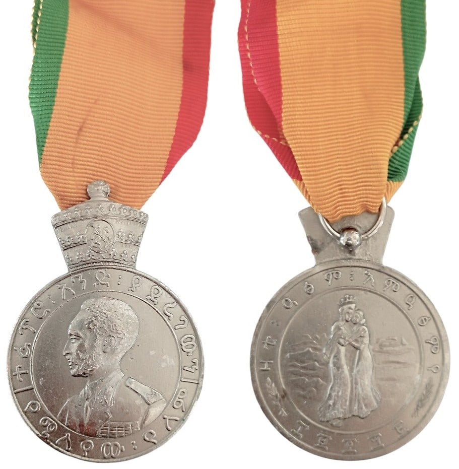 Eritrea Medal, 2nd Class, 1952: Breast Badge, 55x41 mm, Silver, original suspension ring and ribbon. Extremely fine and attractive! I