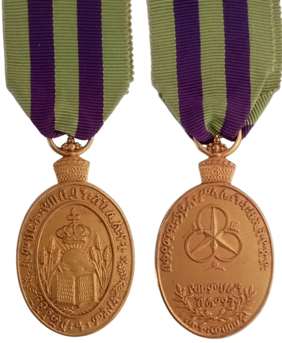 Scholarship Medal, 1st Class, 1959: Breast Badge, 56x33 mm, gilt Bronze, original suspension ring and ribbon. Extremely fine and attractive! I
