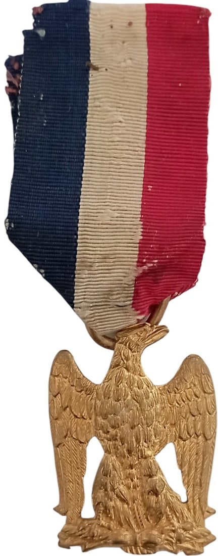REMEMBERING OF THE NAPOLEONIC CAMPAIN MEDAL (MEDAILLE DE DEBRIS DE L'EMPIRE)), 1840: Breast Badge, Metal, 34x25 mm, tricolor ribbon. A rare and interesting badge! R! I