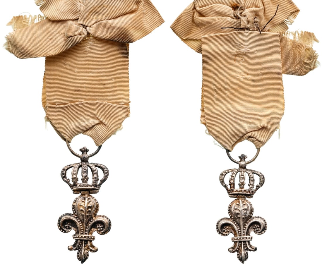 Lys Order, 1814, 2nd Type: Breast Badge, 35x15 mm., Silver, original suspension crown, ring and ribbon with bow. A beautiful medal, in extremely fine condition! I- R!