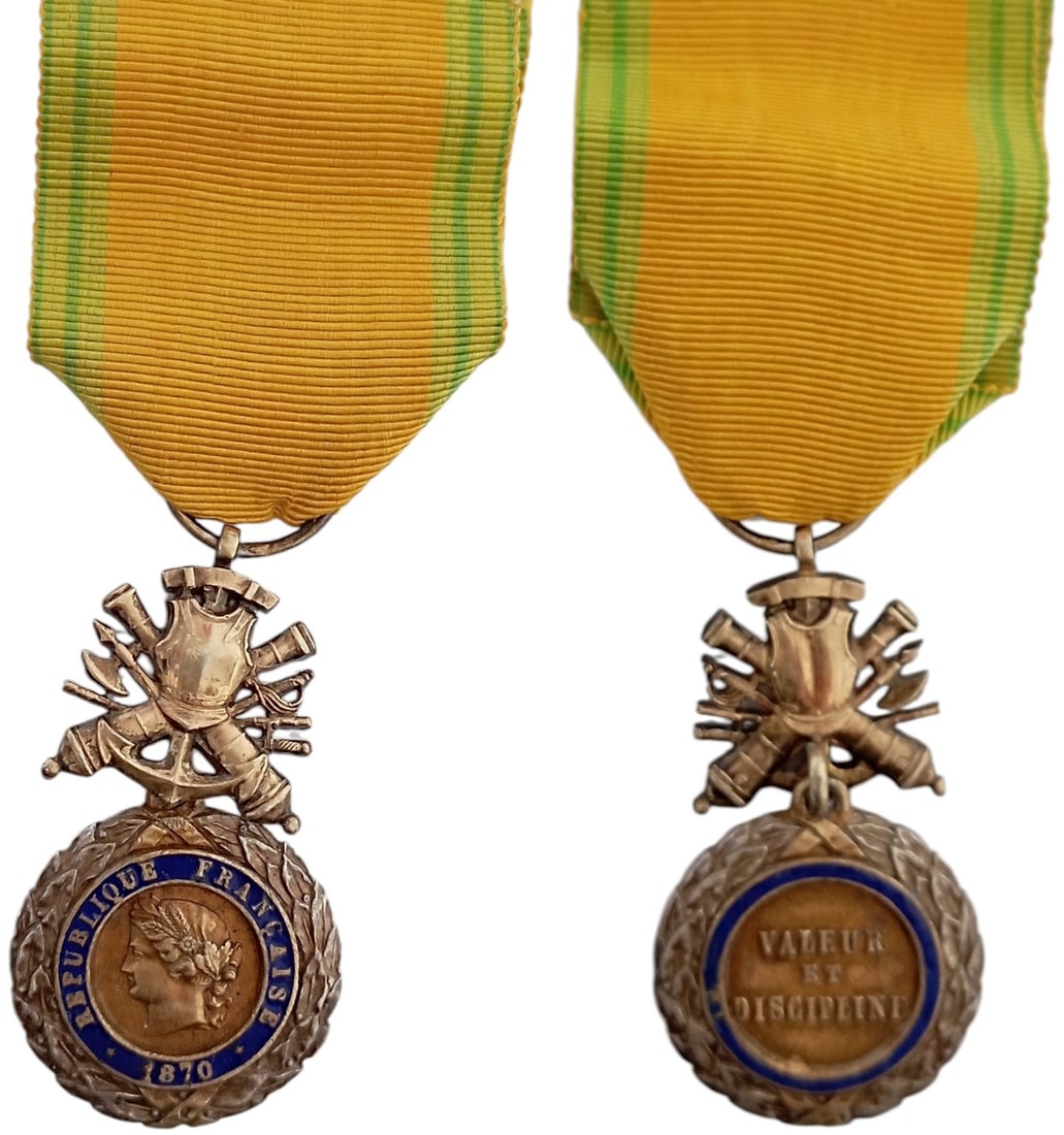 Military Medal, 3rd Republic (1871-1940): Breast Badge, 48x27 mm., gilt Silver, enameled, two sided trophy wit canons, original ribbon. Rare! I R!