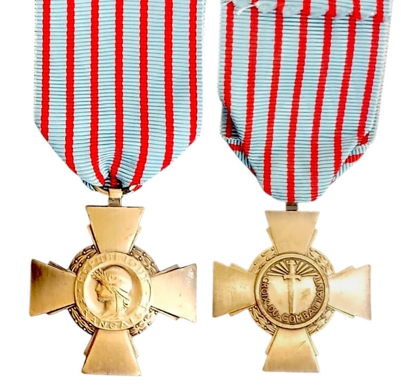 Combatant Cross, instituted in 1930: Breast Badge, 41x36 mm, Bronze, original suspension ring and ribbon. I