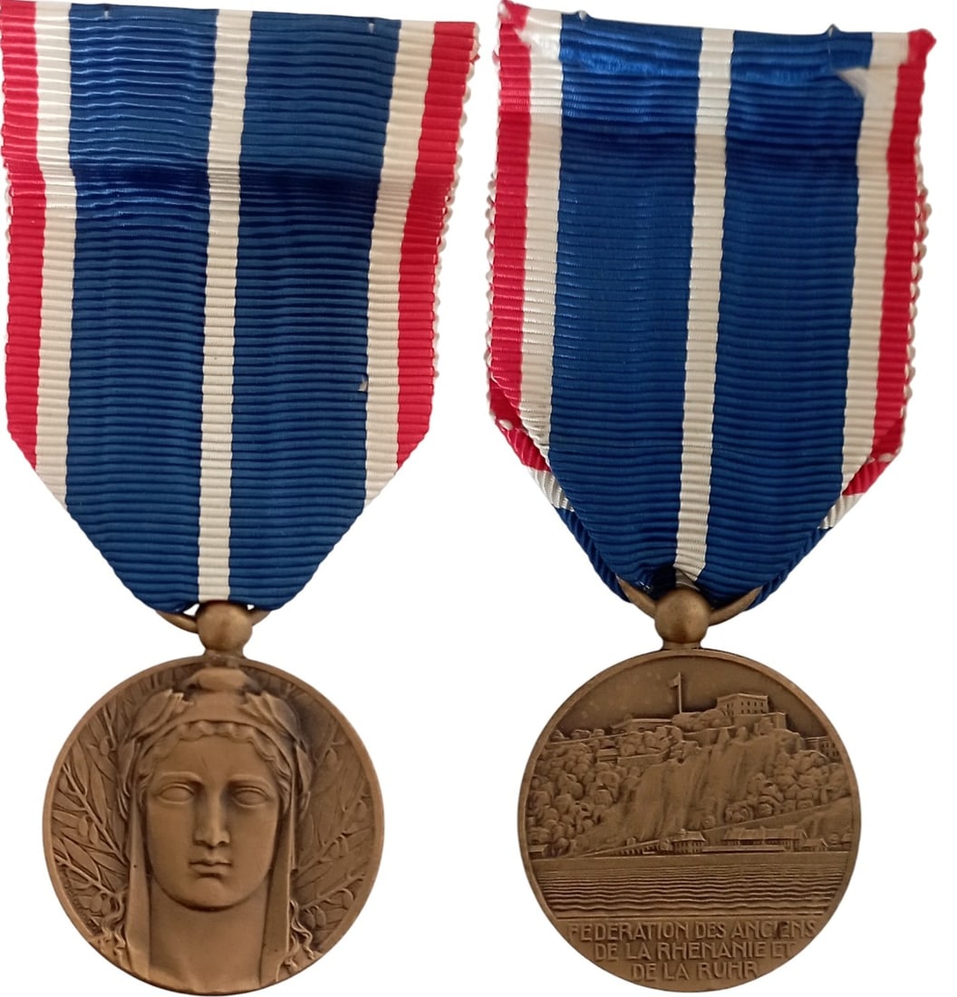 Federal of Combatants of Rhenanie and Ruhr Medal: Breast Badge, 36x30 mm, Bronze original suspension ring and ribbon. I