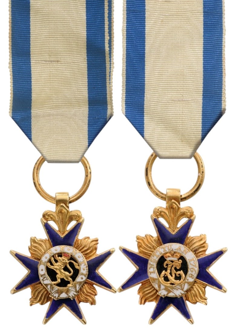 Order of the Lion of Pfalz: Badge of the Order of reduced size, 25 x 20 mm., GOLD, night-blue enameled cross of Maltese type, flanked by chiseled, golden beams, centre medallion bearing crowned lion rampant on black enameled gro