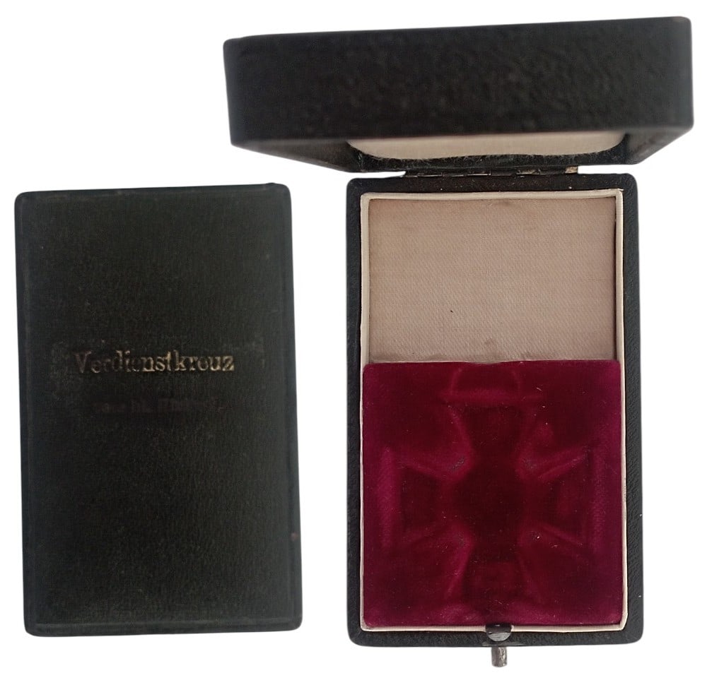 Order of St. Michael: Cross of Merit (Verdienstkreuz), Box. Original case of issue, 94x58 mm., with git partially erased inscription on the lid. A scarce box, in extremely fine condition! I R!