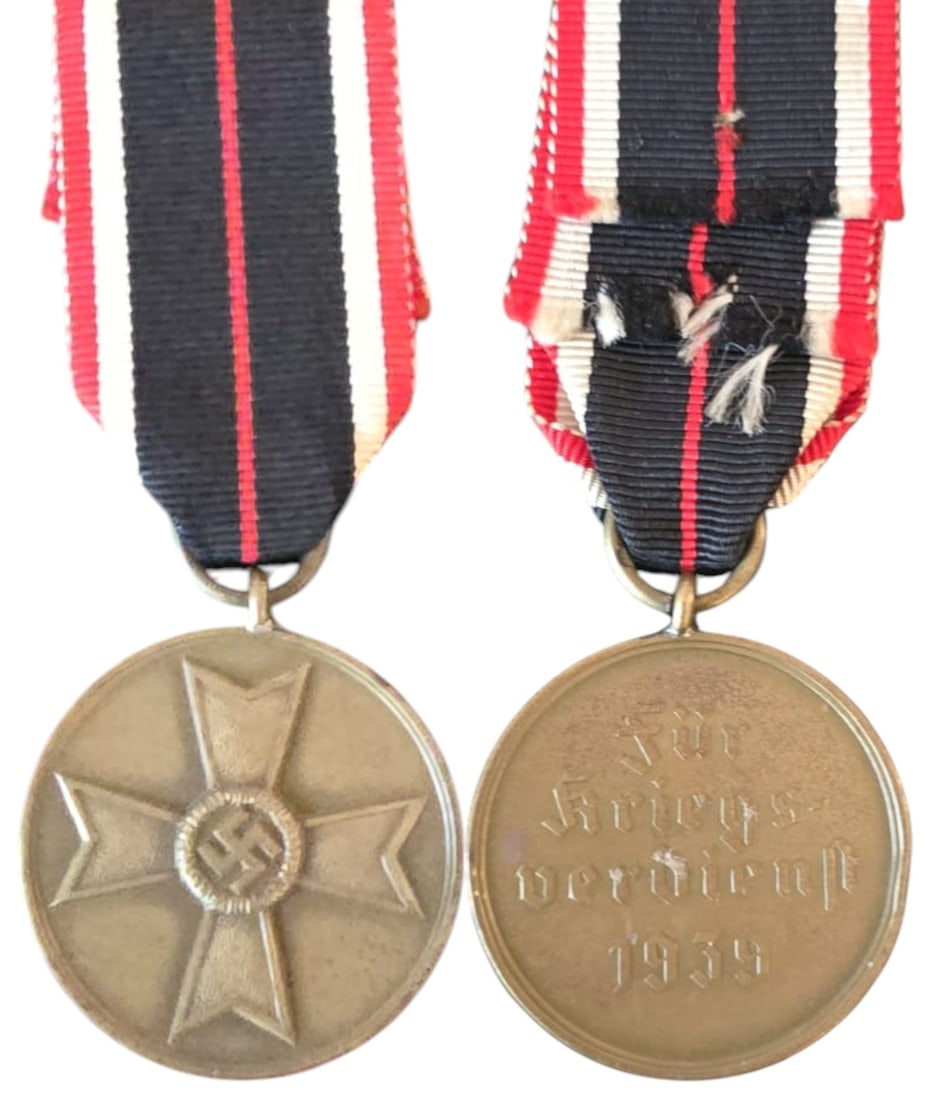 War Merit Medal: Breast Badge, 36x32 mm, gilt Bronze, original suspension ring and ribbon. I