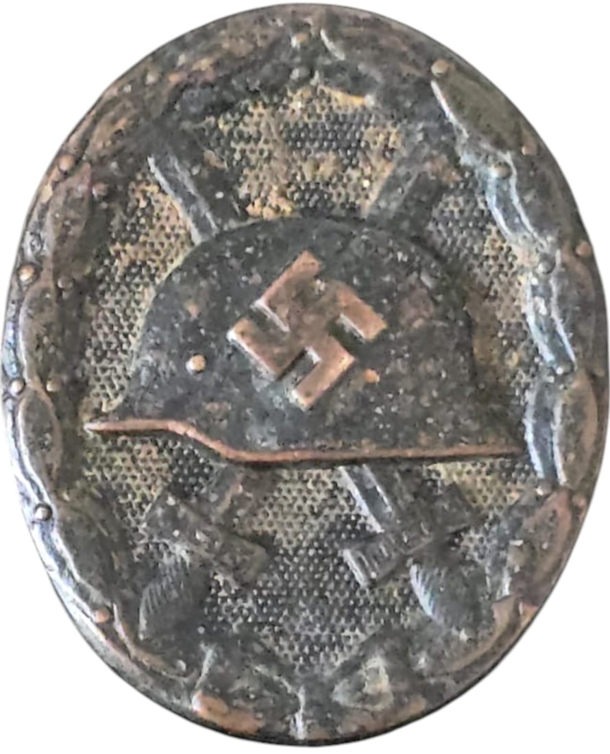 Wounded Badge: Black Grade. Breast Bagde, 44x36 mm, blackened Metal, vertical pin on the back and fixation hook missing. III