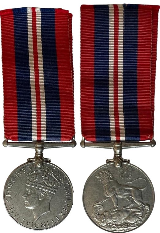 The WW 2 War Medal 1939-1945, King George VI: Breast Badge, 36 mm, silvered Metal, original suspension ring and ribbon. I
