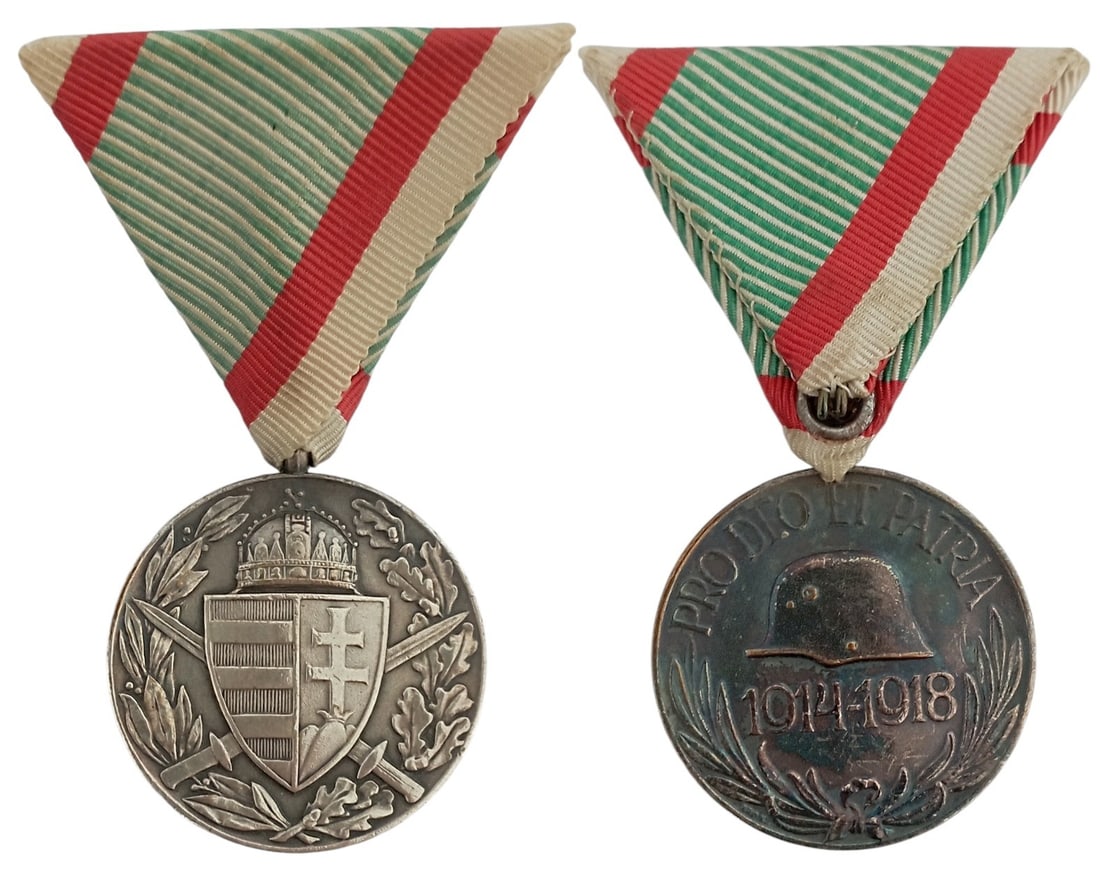 Medal Pro Deo et Patria: Breast Badge, instituted in 1929,, 37 mm, silvered, original suspension ring and triangular ribbon. Mint condition! I