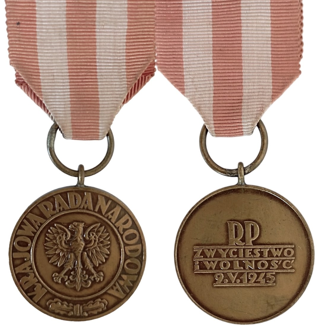 Medal for Victory and Freedom, 1945: Breast Badge, 33 mm, Bronze, original suspension ring and ribbon. I