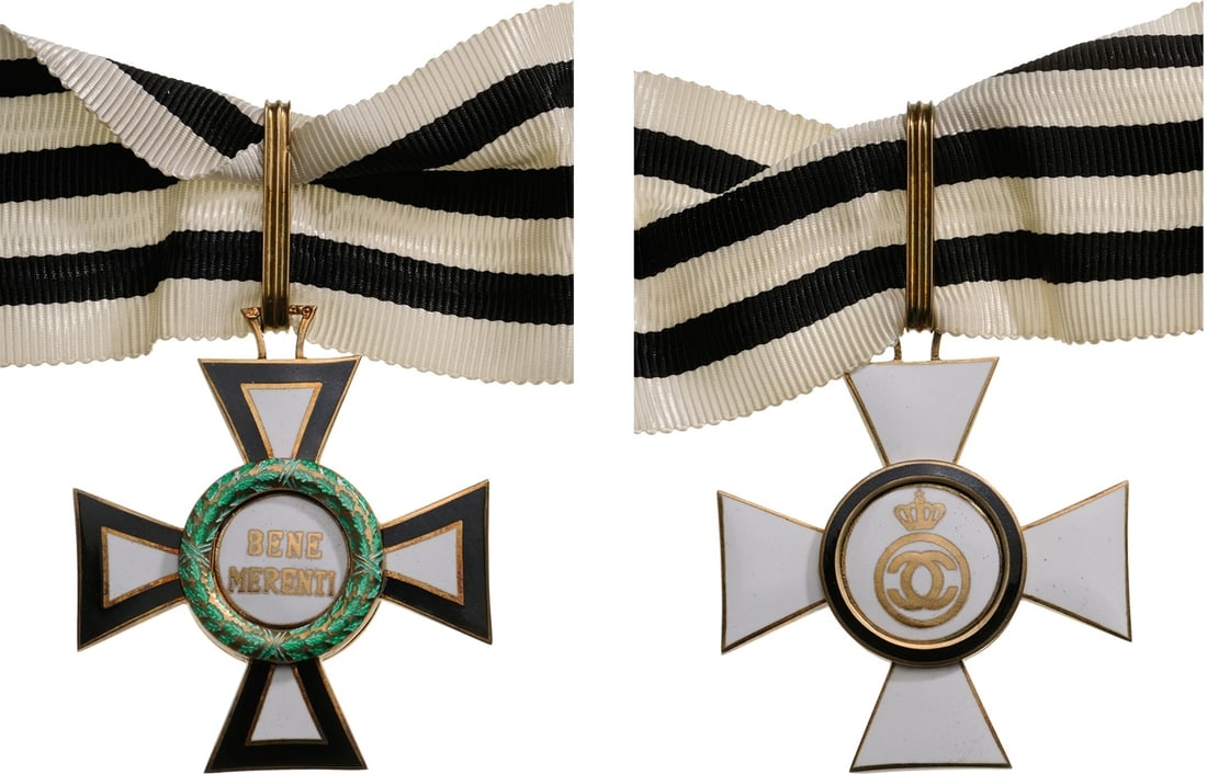 Bene Merenti Order of the Royal House (1937): Commander Cross, 2nd Class, Civil, 52x45 mm, gilt Silver, hallmarked "68 - crown", both sides enameled,obverse with "BENE MERENTI", on reverse the cipher of King Carol II, original suspension ring, lo