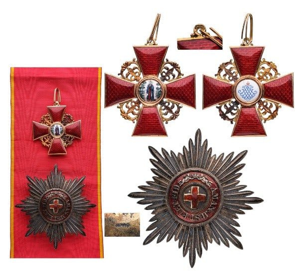 ORDER OF SAINT ANNA: Grand Cross Set, instituted in 1735. Sash Badge, 58 x 52 mm., GOLD, four-armed cross with accurate chiselwork under the translucent red enamel, flanked by the typical ornaments, chiseled and pierced, 