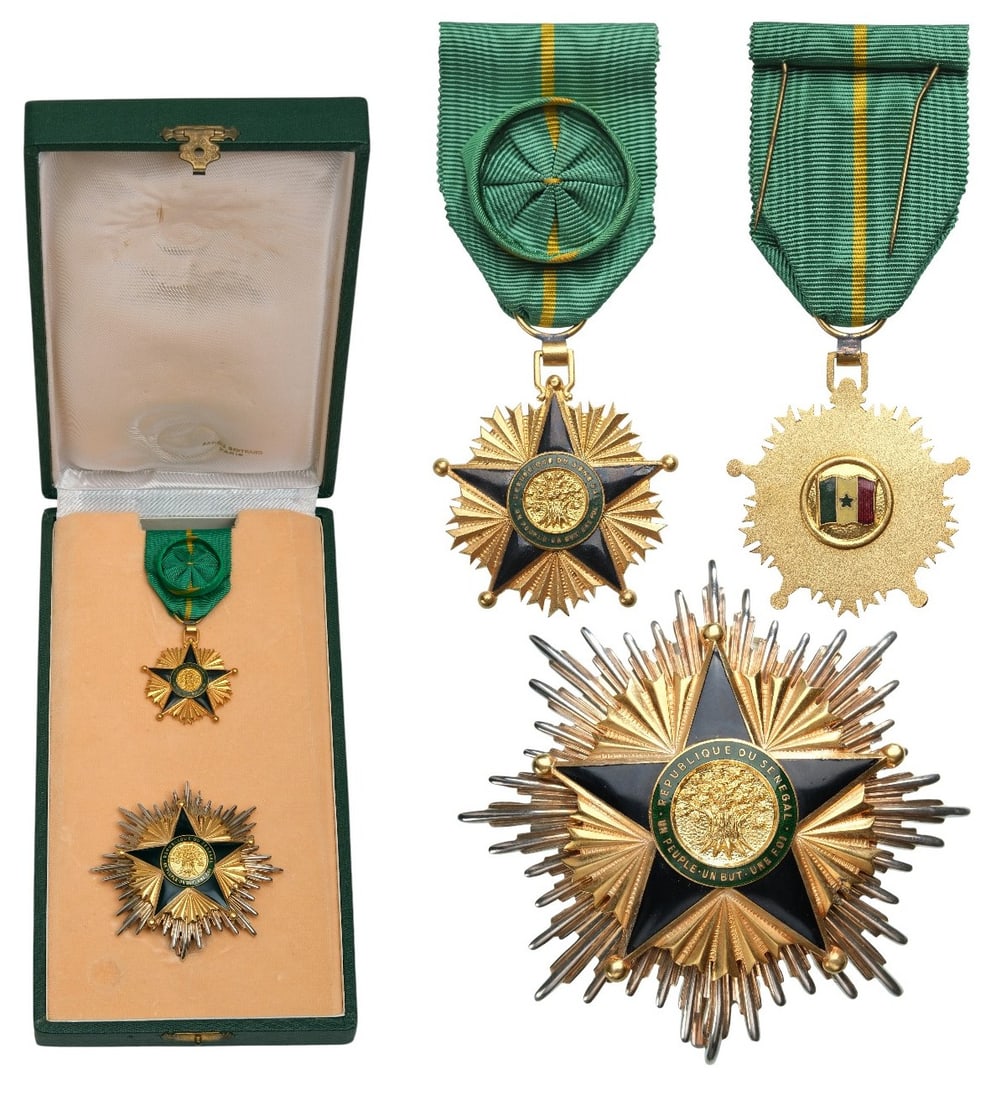 ORDER OF MERIT: Grand Officer's Set, instituted in 1960. Breast Badge, 46x42 mm, gilt Bronze, both sides enameled, original suspension ring and ribbon with rosette. Breast Star, 80 mm., Silver, maker's mark "AB - Art