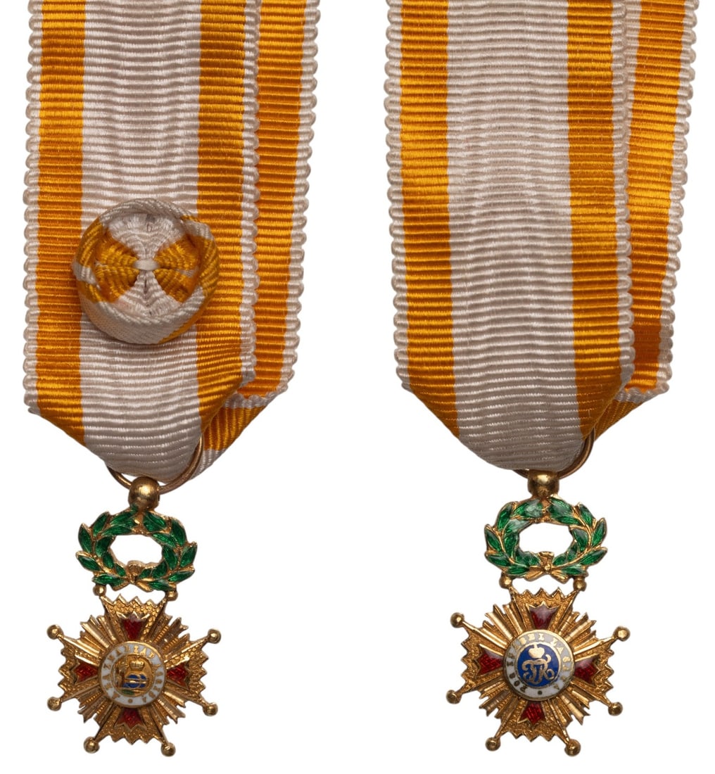 ORDER OF ISABELLA THE CATHOLIC: Officer`s Cross Miniature, 4th Class, instituted in 1815. Breast Badge, 17x10 mm, GOLD, 1.6 g., superimposed parts enameled, both central medallions Gold, enameled, original suspension wreath, ring an