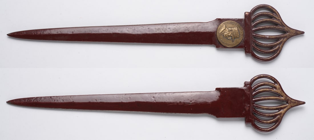 Large decorative letter opener: Large decorative letter opener in patinated bronze, openwork top in the shape of a torch. Commemorative medal "Colonel Alfred Audeoud" (1853-1917), Swiss work 1919 signed "S.R". Length 31 cm. Nice qua