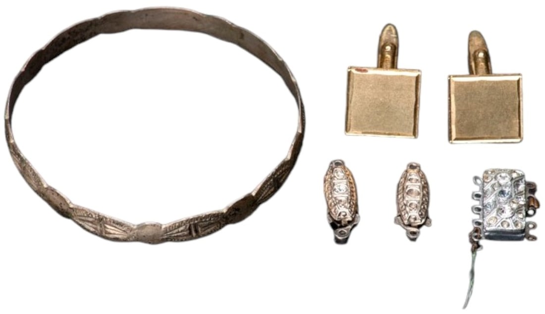 Nice set consisting of four fancy pieces: 1. A rigid metal bracelet,2. A pair of American metal cufflinks,3.Two metal bracelet clasps4.A clasp in metal and rhinestones.Four vintage pieces circa 1980, good conditions as described