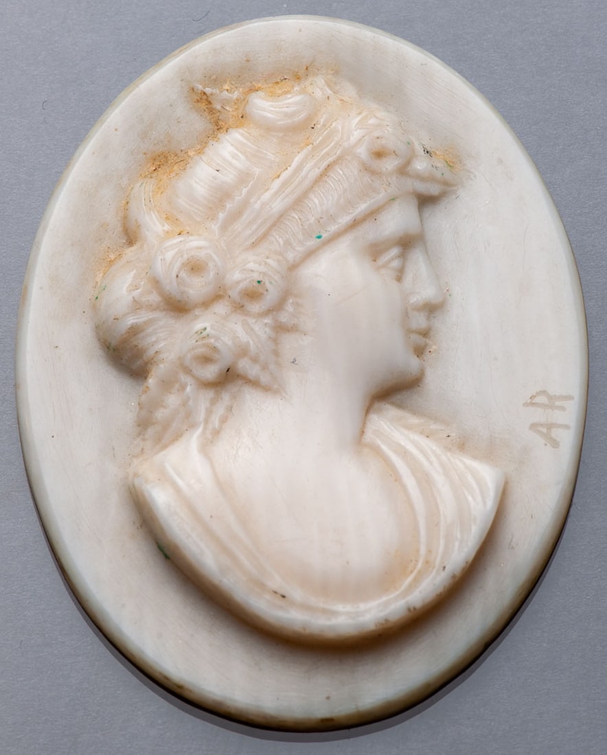 Cameo about an elegant lady in profile: Slight dirt in the hair to eliminate. Signature "R" initials. Dimensions 48 x 35 mm. French work second part of the nineteenth. Good condition