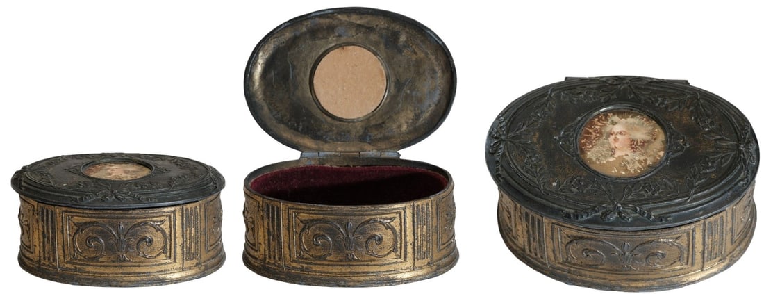 Art-Nouveau Pill or Jewelry Box: Art-Nouveau Pill or Jewelry Box around 1900, pewter, with feminine medallion on the lid in fine condition. Attractive!