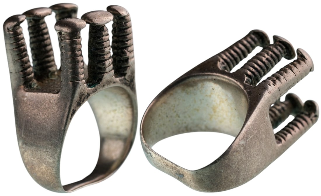 Key Ring, 1910: "Modernist" Key Ring, possibly of Scandinavian provenance design by Jensen, circa 1910 in Silver, 16,37 g., 30 mm. Interesting object!