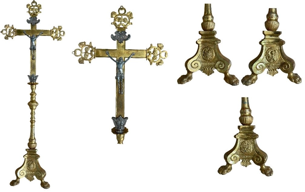 Altar Cross, 1850: Large altar cross mounted with screws, gilded cast iron structure and copper decoration, tripod base, urn shaft foot with chiseled medallion, flat cross with three ends with pierced flowered vines,