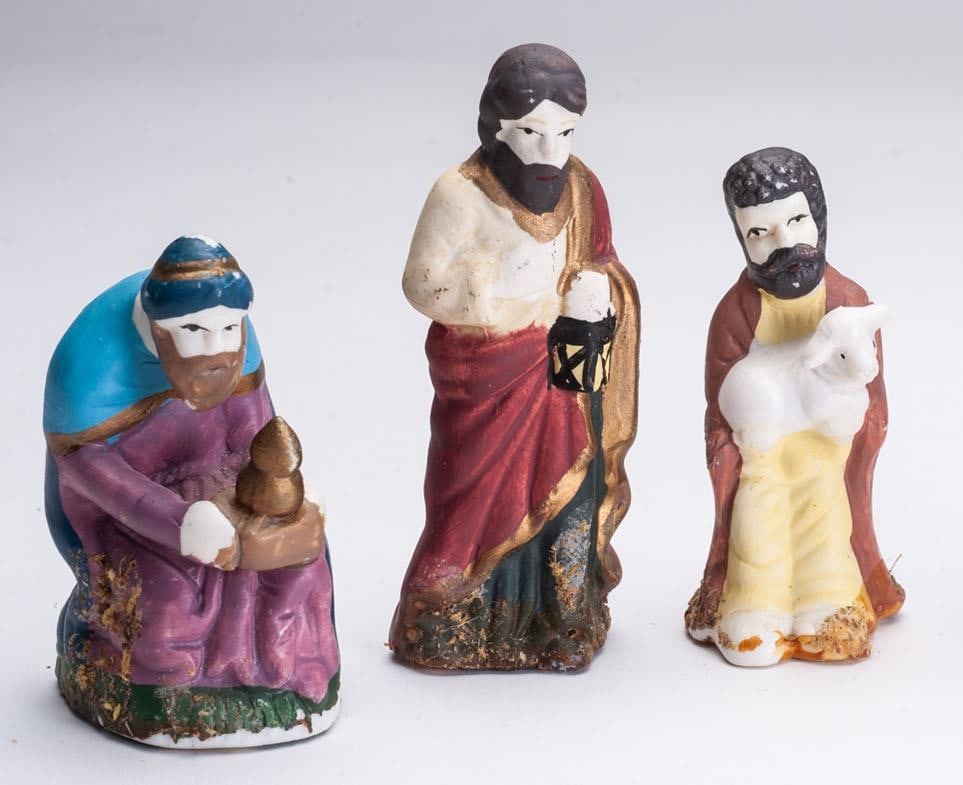 Set of 3 polychrome ceramic pieces: Christmas crib characters : three shepherds. Different sizes, about 9 cm. Period early twentieth, probably Germany. Good condition.