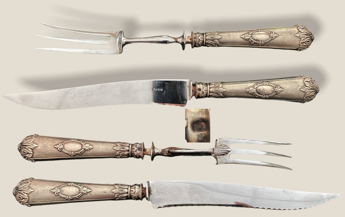 Serving cutlery in filled silver and steel: Serving cutlery in filled silver and steel, serrated knife and fork with movable edge, handles with homogeneous decoration finely engraved with a guilloche background, feather appliques, mude