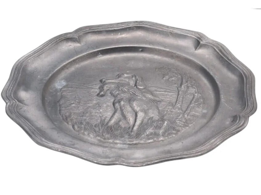 Decorative plate: Pewter decorative plate embossed with a hunting scene. Diameter 17 cm, circa 1950.Good condition.