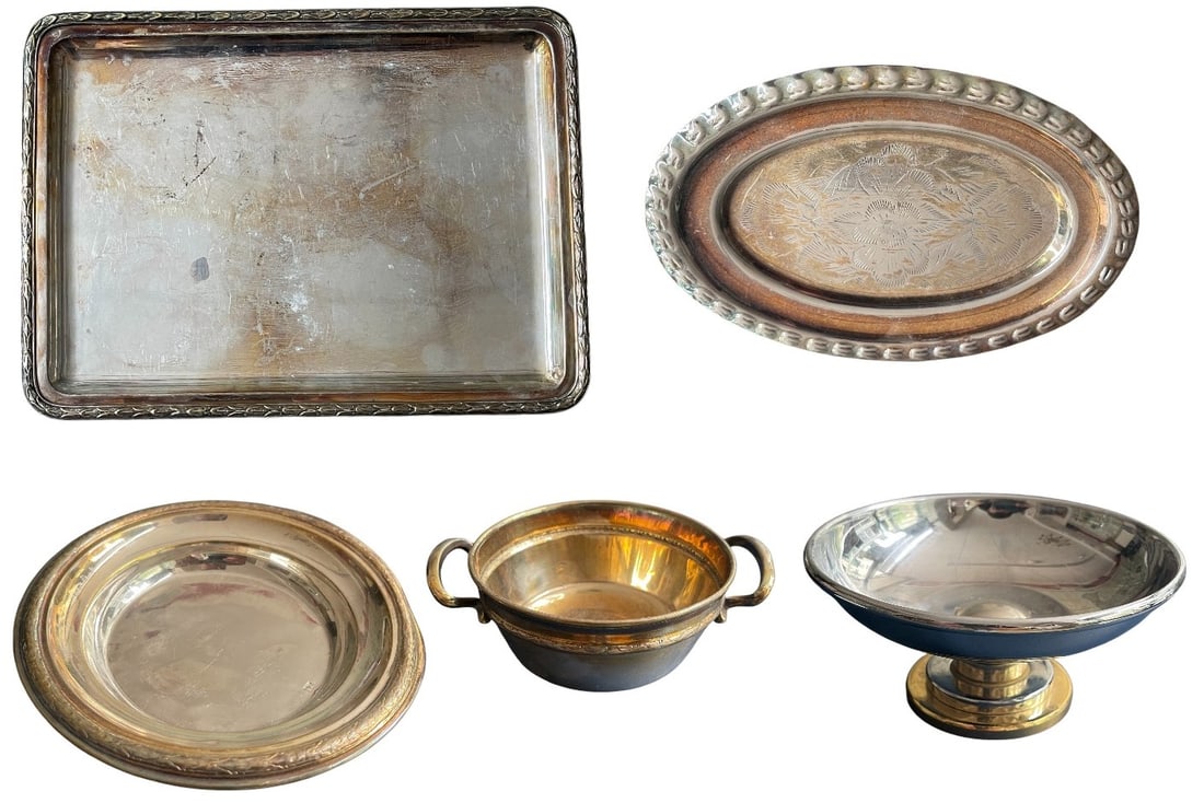 Set of 5 silvered objects: 1: Large tray in silvered Metal with decorated borders, marked "M. PLAT", in fair condition. Dimensions: 27,5x20,5 cm. 2: Round silvered tray with decorated border, marked "M", the border slightly ben