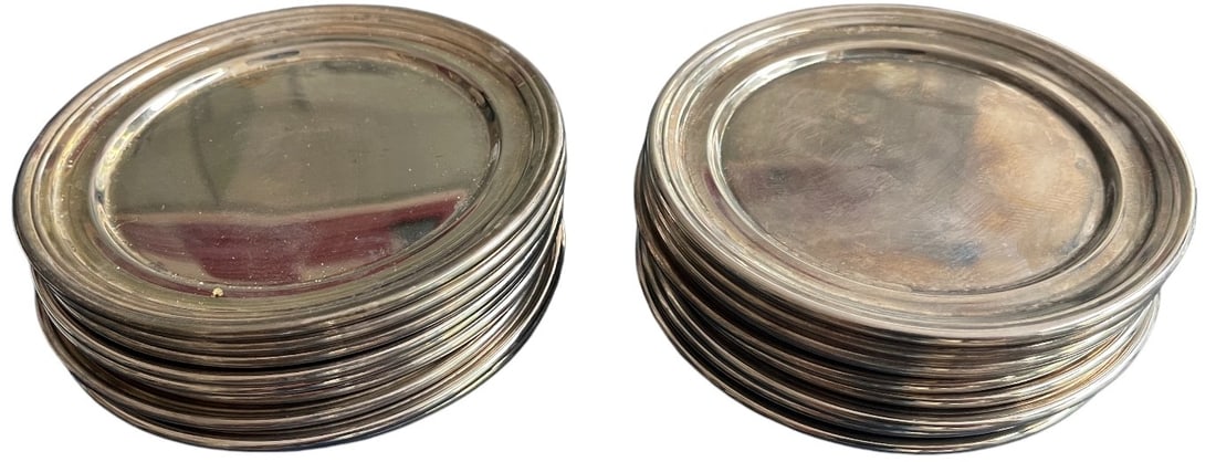 Set of 18 under-cups: Set of 18 under-cups in silvered Metal in perfect condition, unmarked, dimensions: 11,2 cm.
