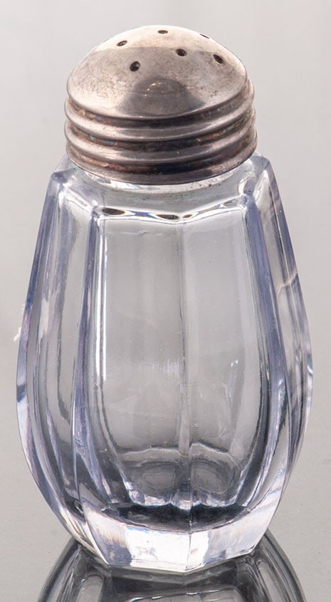 Salt Shaker with silver mount: A crystal salt shaker, height 7.5 cm. No punch 2. Good condition.