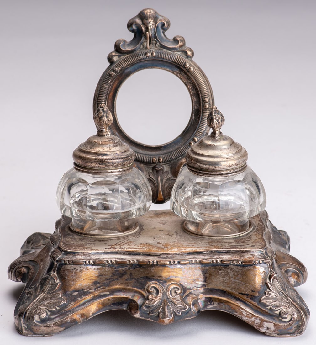 Cabinet set on silver stand: Cabinet set on silver stand. Two beautiful crystal and silver bottles (talc & perfume ? ...) and portrait medallion holder. Height 10 cm, width 14 cm. Net weight silver 101 g. No hallmark. No doubt a 