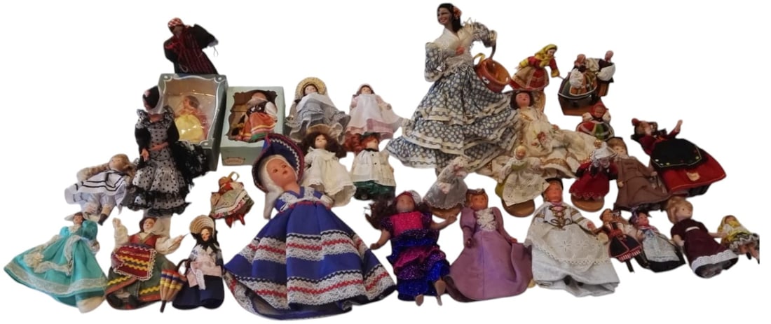 Lot of 30 folkloric dolls: Important collection set consisting of a box of +/- 30 folk dolls, 1950s to 1980s, many regional provenances, various sizes of an average of 15 cm, bakelite, platic and composite, good condition for a