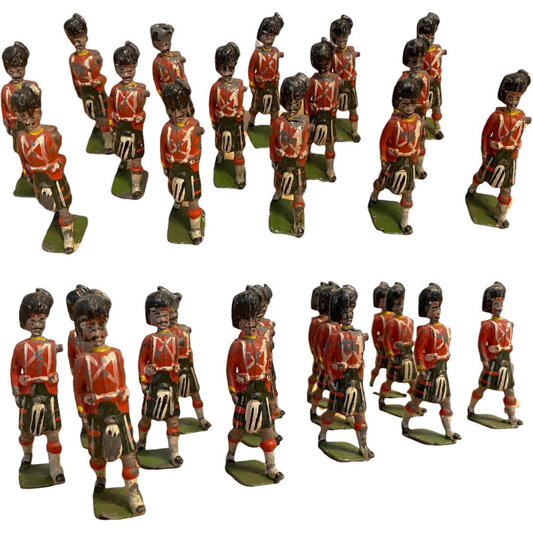 SET OF 15 LEAD TOY SCOTISH SOLDIERS: Set of 15 Lead toy Scotish soldiers, painted. Fair to good condition.(15)