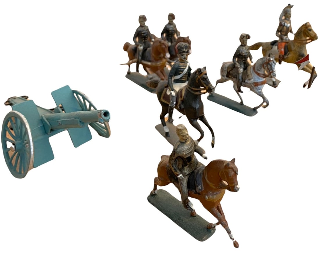SET OF 6 LEAD TOY SOLDIES: Set of 6 Lead Toy soldiers. Fair to good condition. Sold as is!