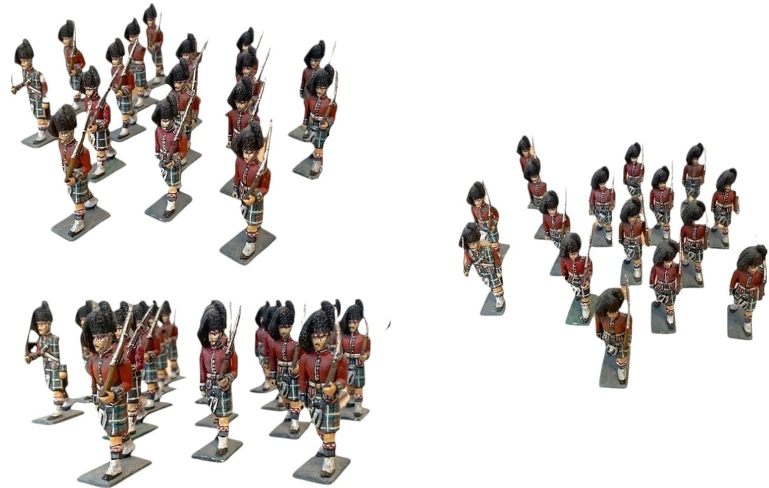 SET OF 16 LEAD TOY SCOTTISH INFANTRY SOLDIERS: Set of 16 Lead Toy soldiers reprsenting Scottish Infantry Men. Fair to very good condition. Sold as is!