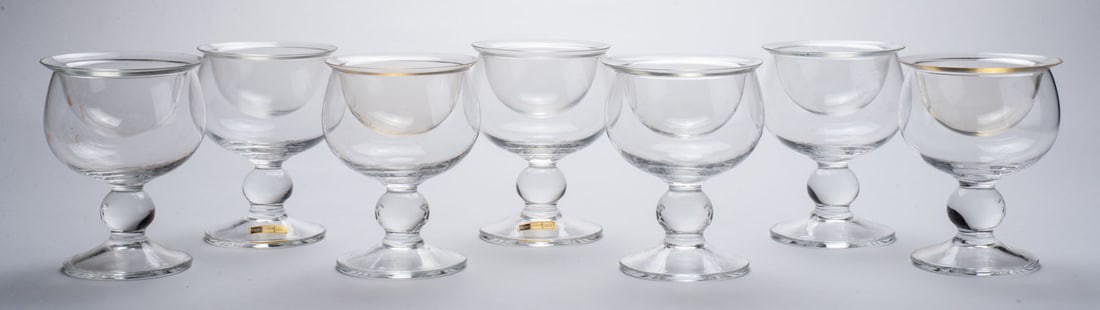Elegant caviar set: Nice elegant caviar set consisting of seven clear crystal cups, pedestal model, umbilicus leg, complete inner chambers in composite. Height 14 cm. Good condition.