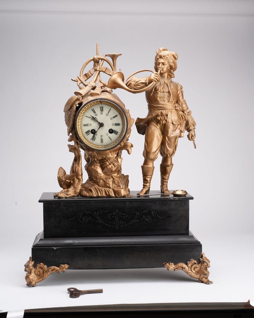 Important mantel clock: Four bronze feet molded, marble plating base, large subject of a hunter and attributes in gold resin. Double digit dial, Romantic work of southern Germany circa 1880. Height 52 cm, width 39 cm. Comple