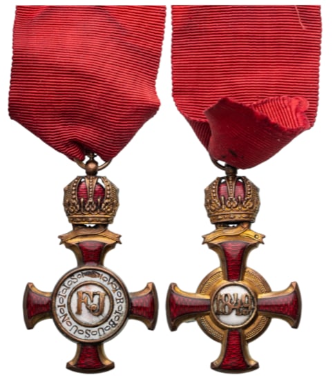 Military Merit Cross, 1849: 1st Class, 3rd Period 1914-1918. Breast Badge, 59x36 mm., gilt Bronze, original ring and ribbon. Extremely fine condition! I