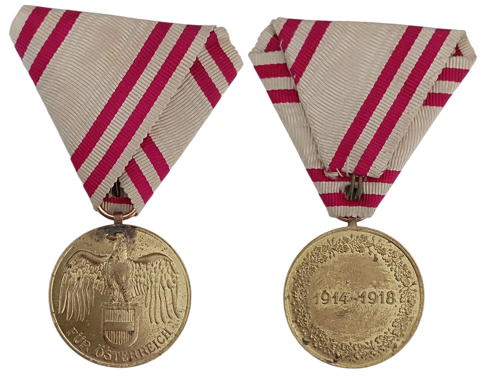 WWI Commemorative Medal: Breast Badge, 39x36 mm., gilt Bronze, original suspension ring and triangular ribbon. Extremely fine condition! I